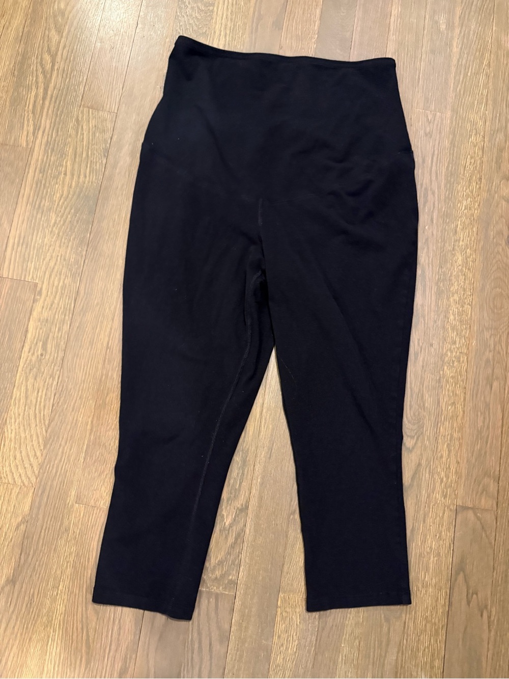 Isabel Maternity by Ingrid & Isabel Black Maternity Pull-On Capris size medium
